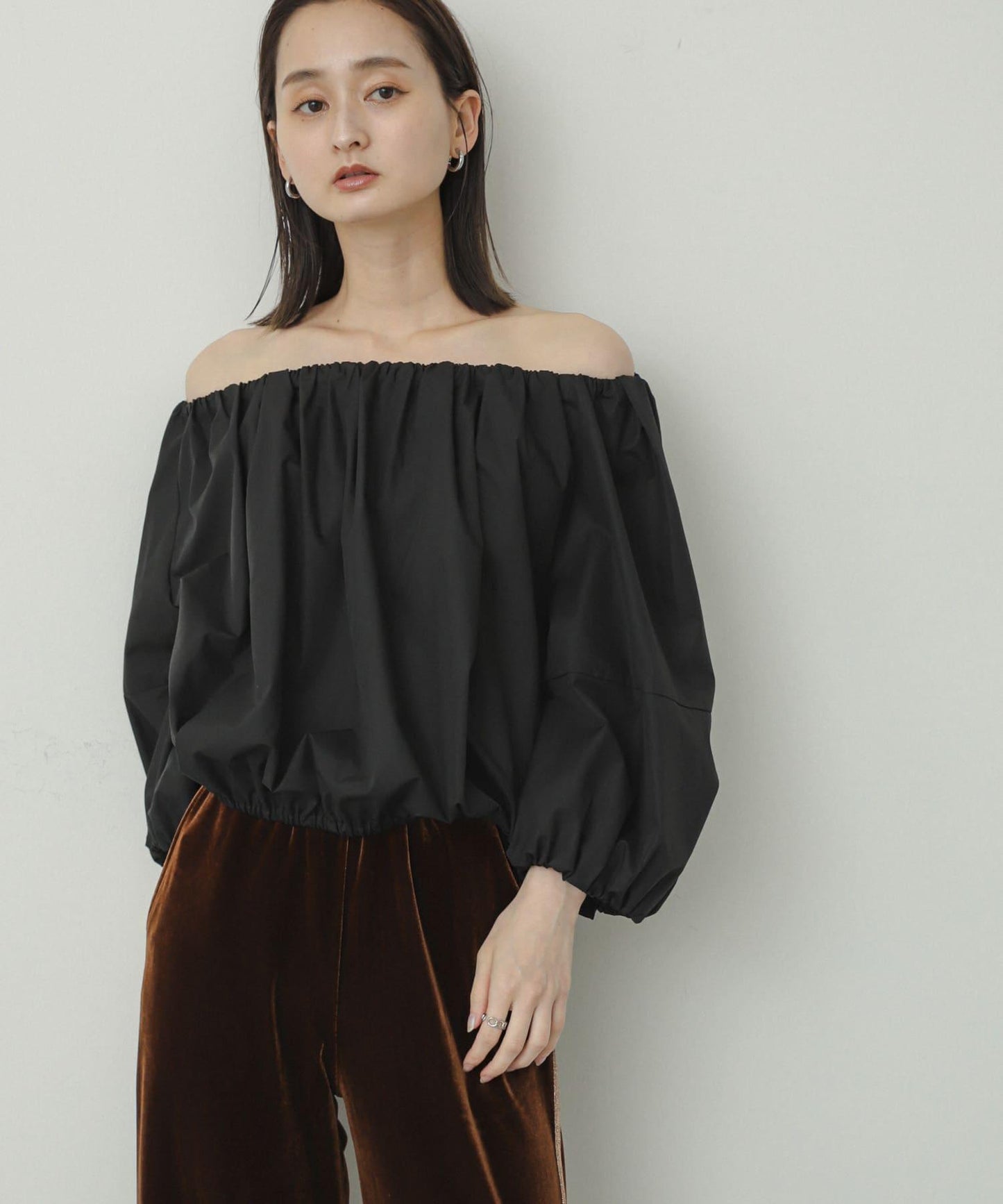 泡泡袖一字肩襯衫