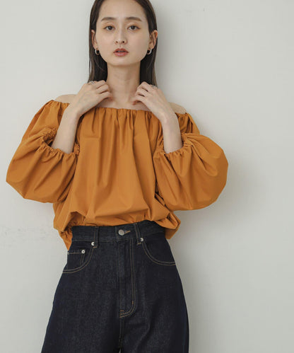 泡泡袖一字肩襯衫