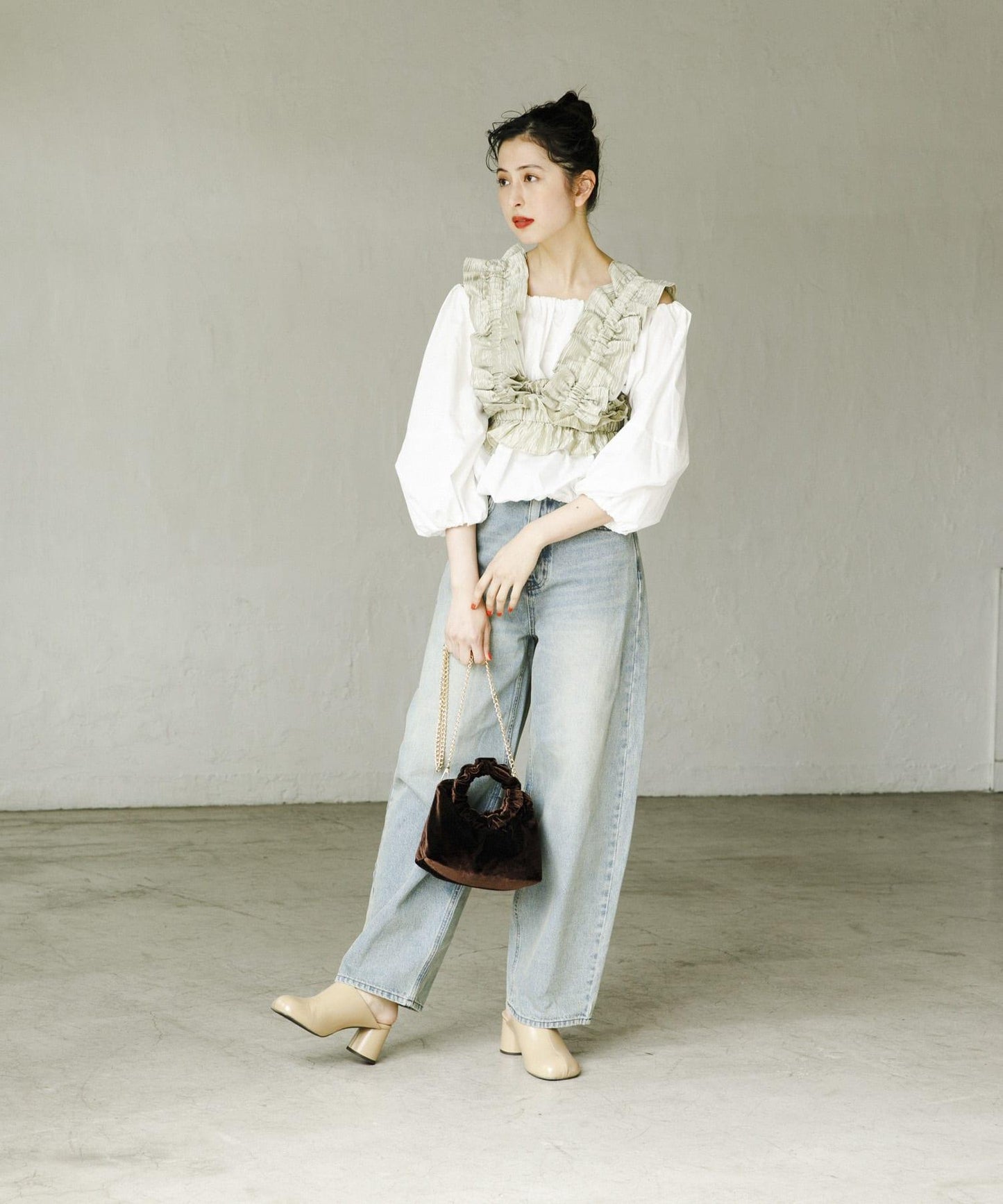 泡泡袖一字肩襯衫