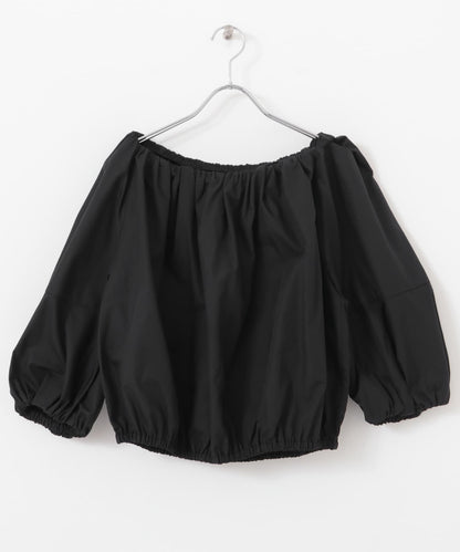 泡泡袖一字肩襯衫