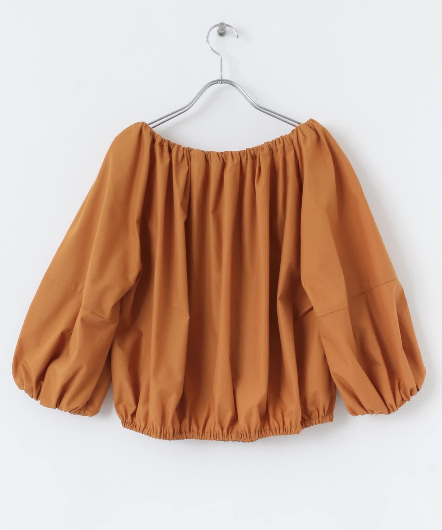 泡泡袖一字肩襯衫