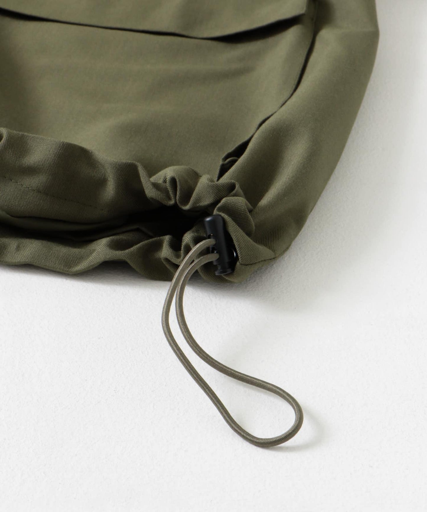 可搭配套裝雙口袋抽繩短夾克