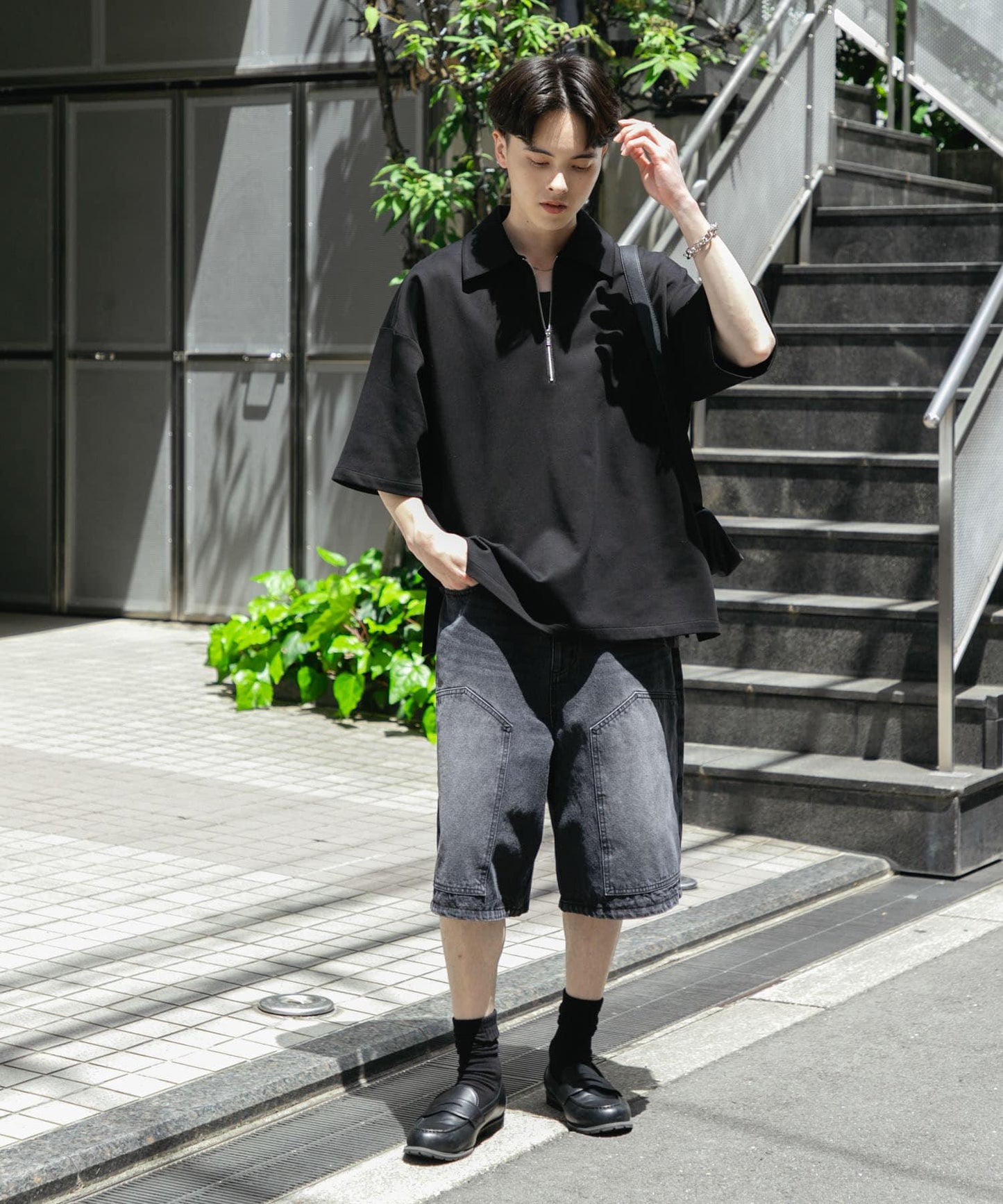 雙膝寬鬆牛仔短褲