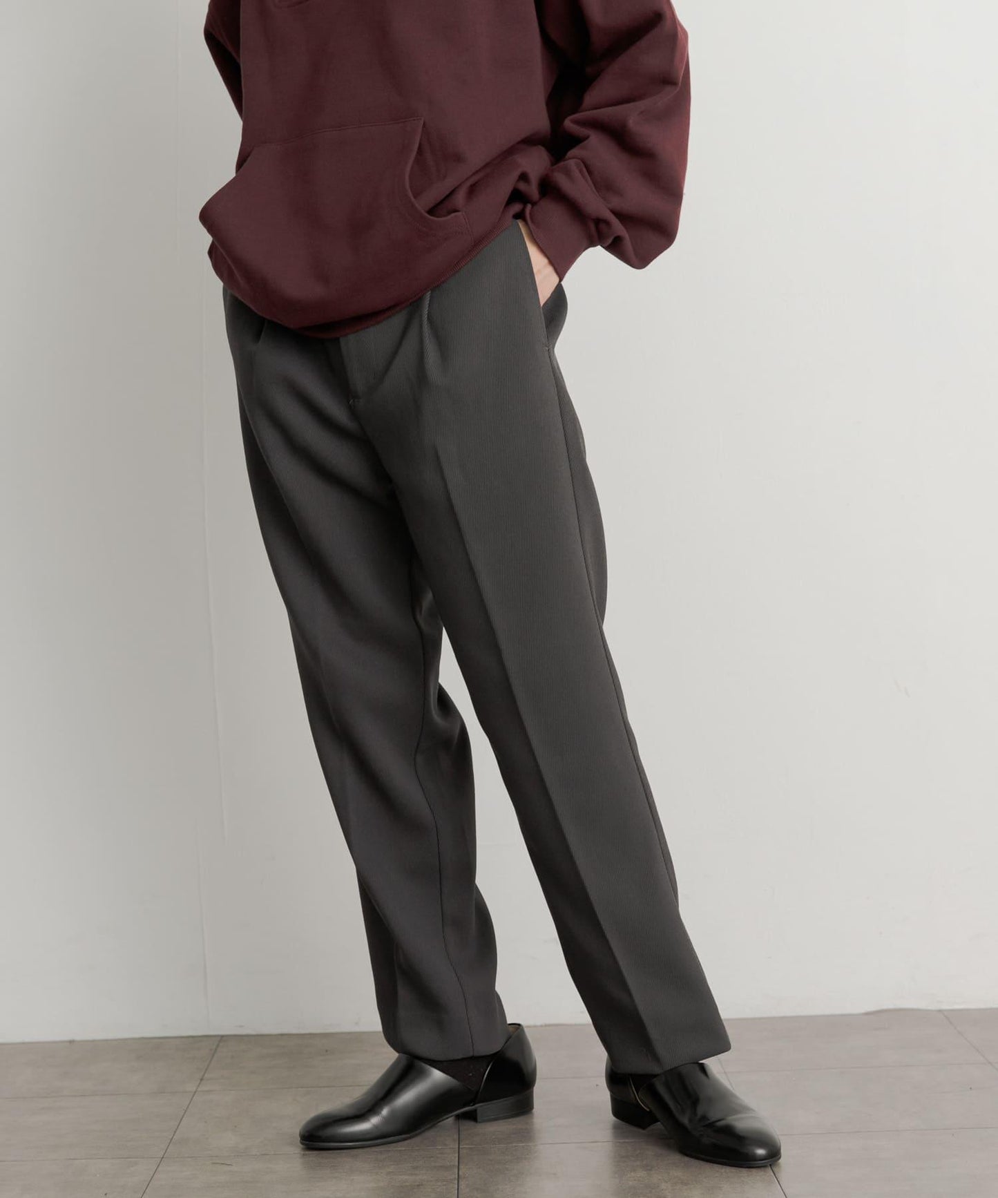 硬挺斜紋中線直筒褲