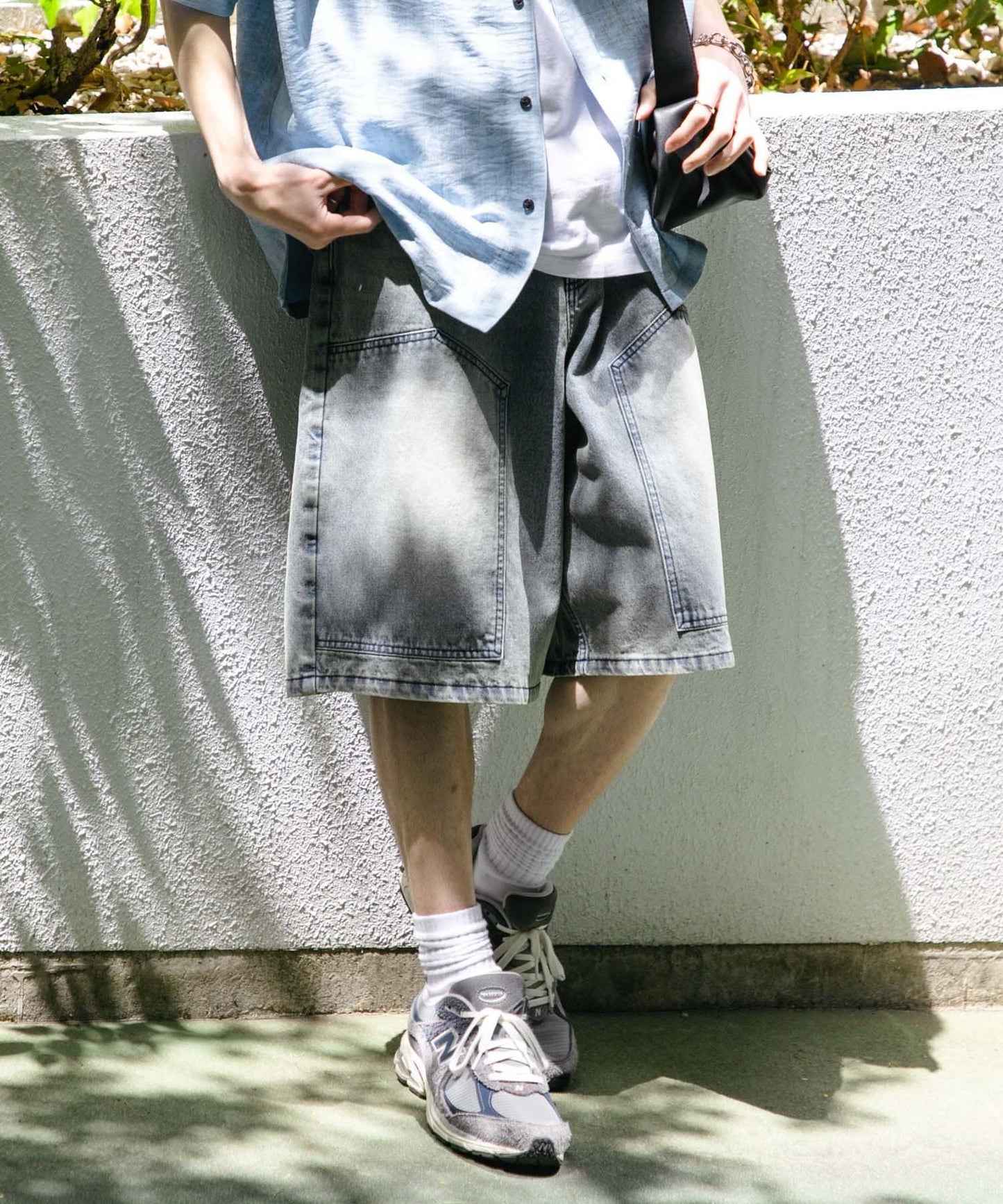 雙膝寬鬆牛仔短褲