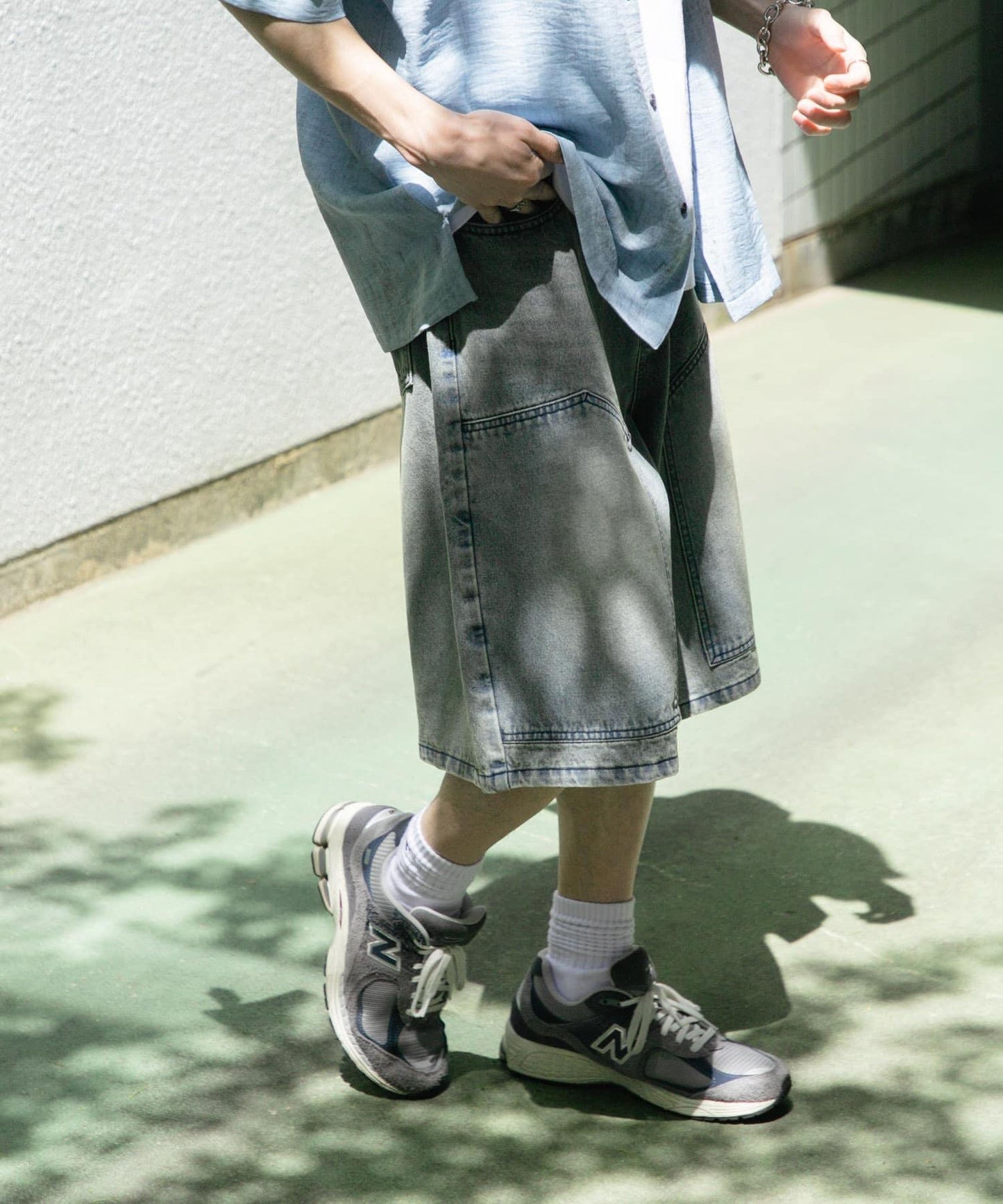 雙膝寬鬆牛仔短褲