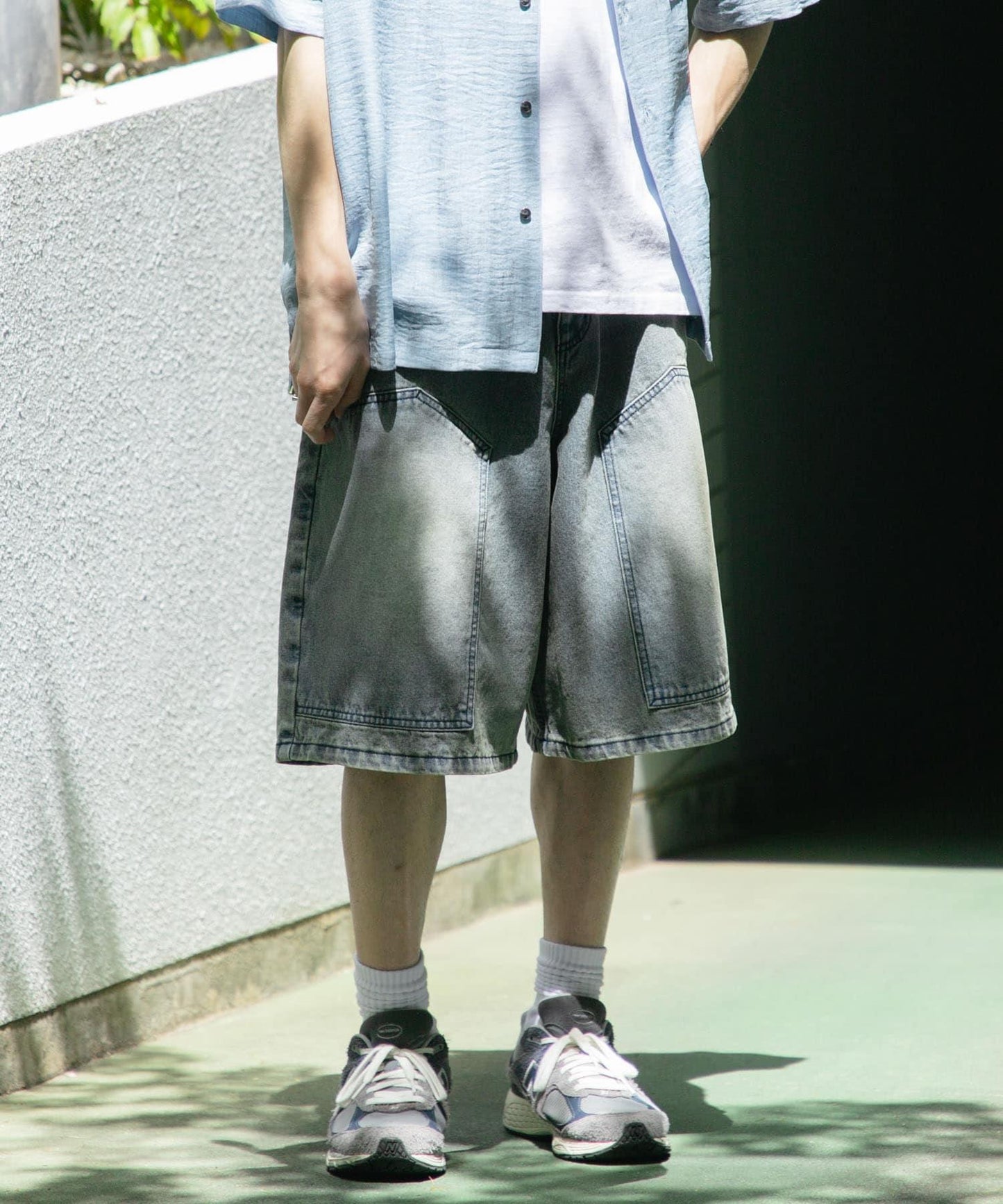 雙膝寬鬆牛仔短褲