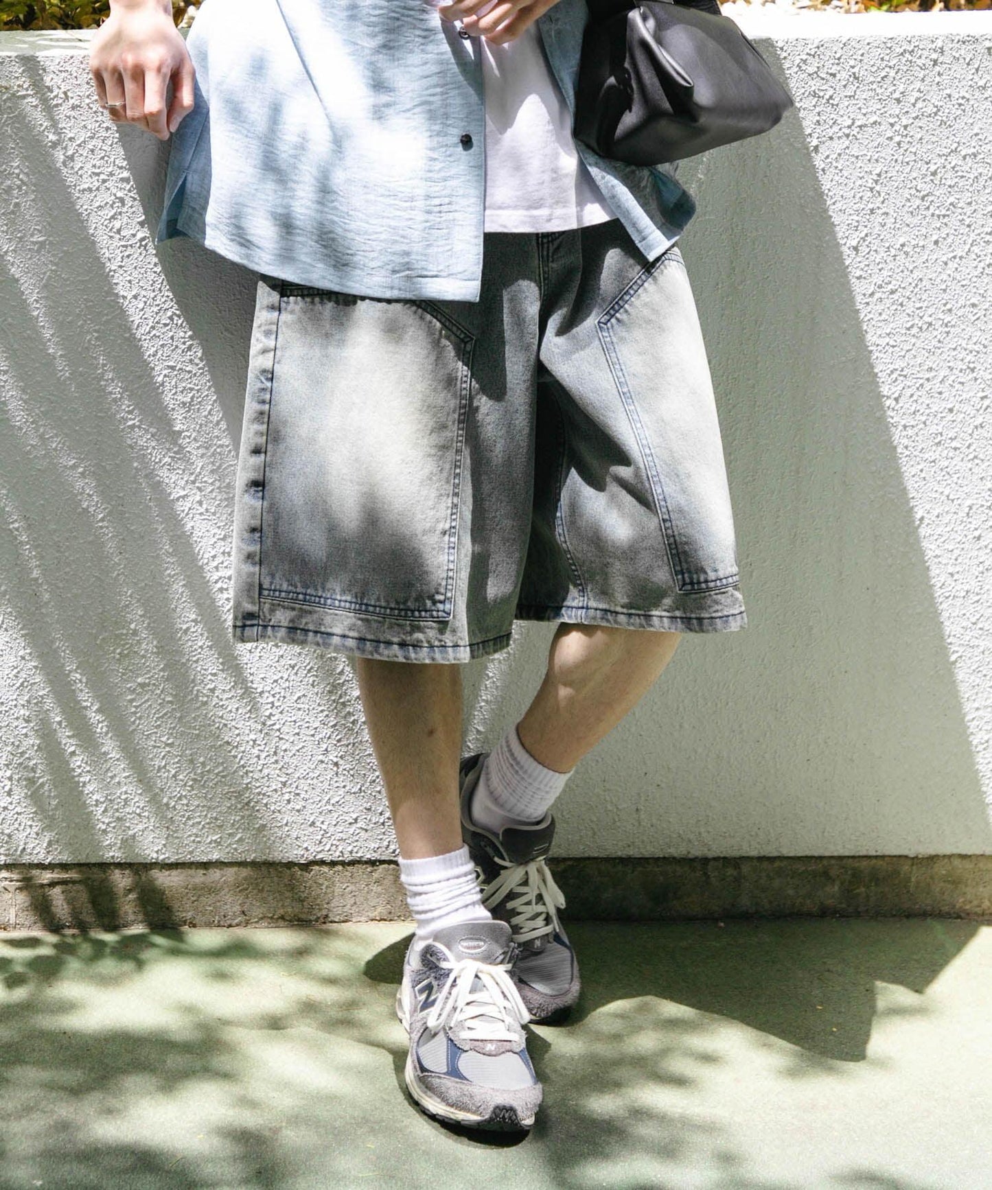 雙膝寬鬆牛仔短褲