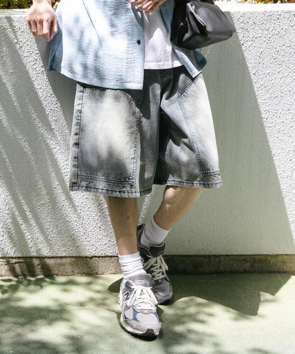 雙膝寬鬆牛仔短褲