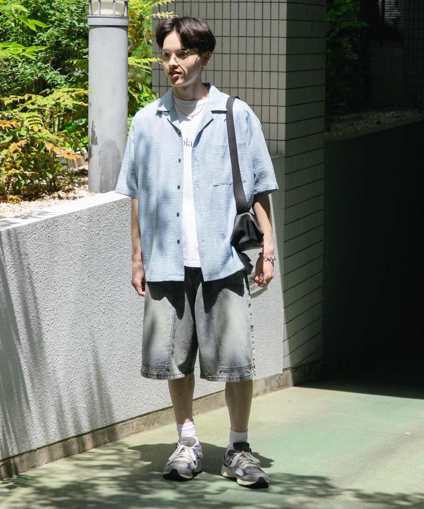 雙膝寬鬆牛仔短褲