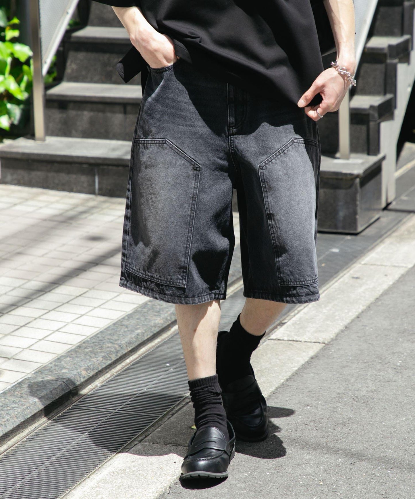 雙膝寬鬆牛仔短褲