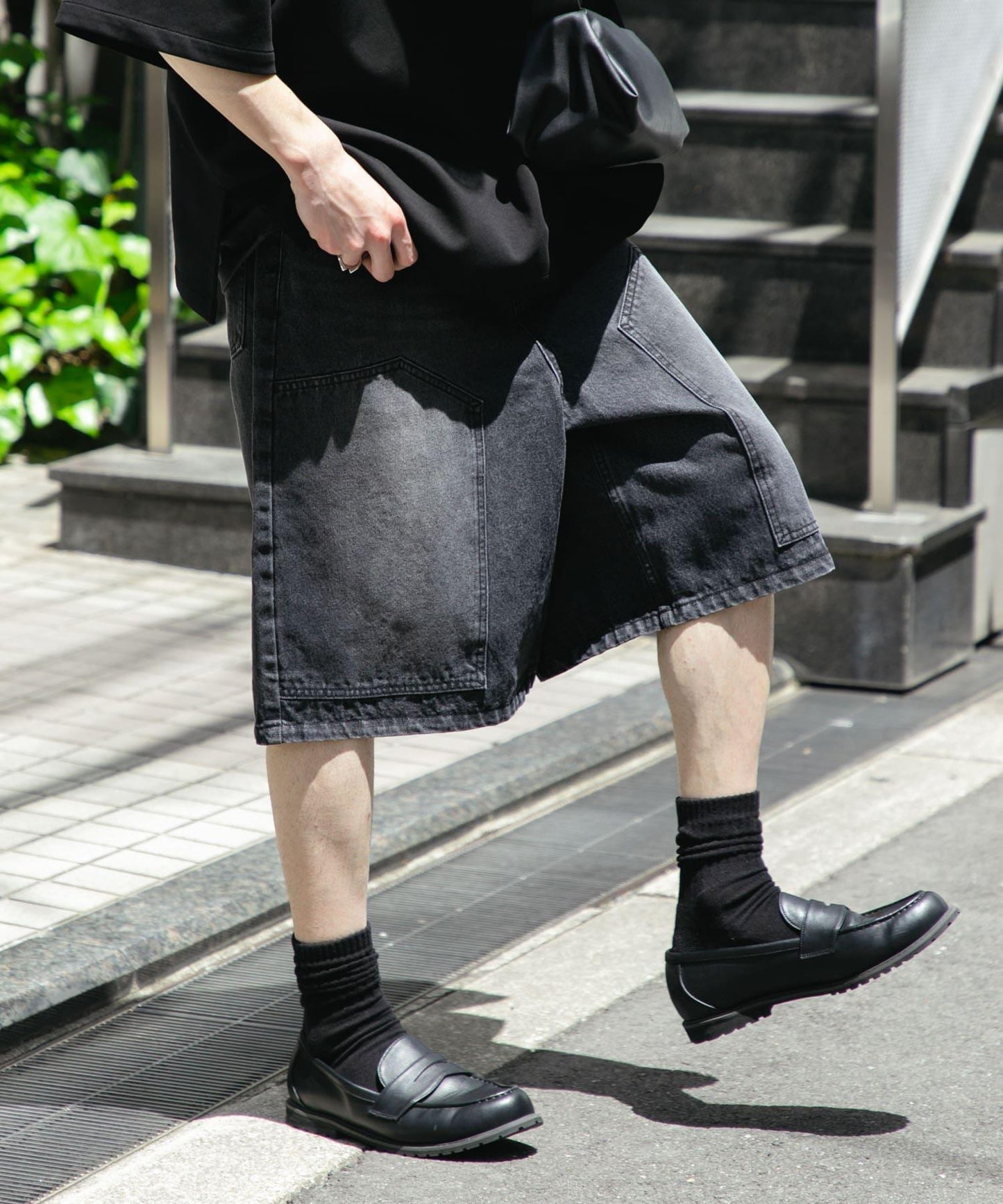 雙膝寬鬆牛仔短褲