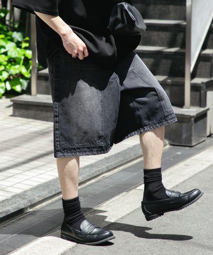 雙膝寬鬆牛仔短褲