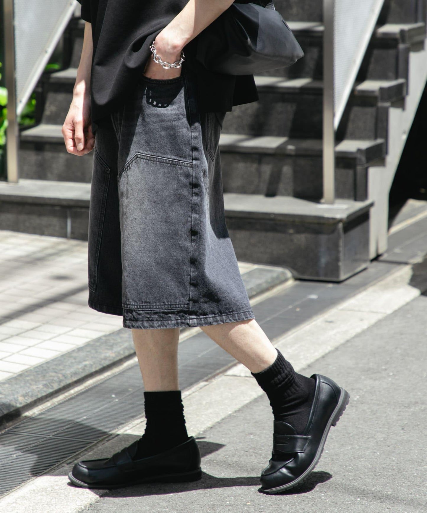 雙膝寬鬆牛仔短褲