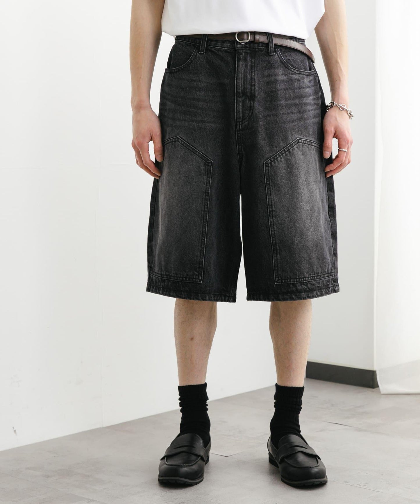 雙膝寬鬆牛仔短褲