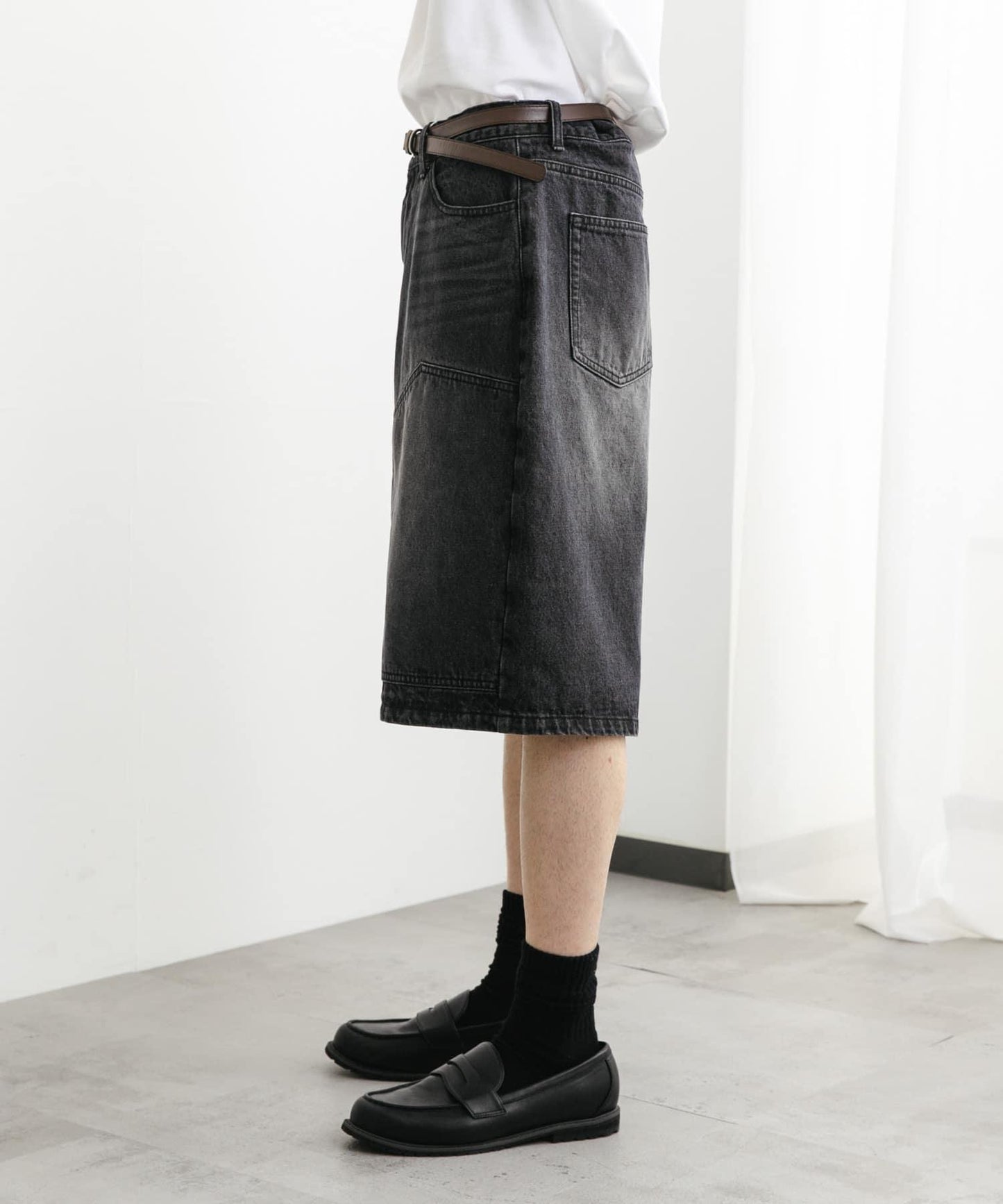 雙膝寬鬆牛仔短褲