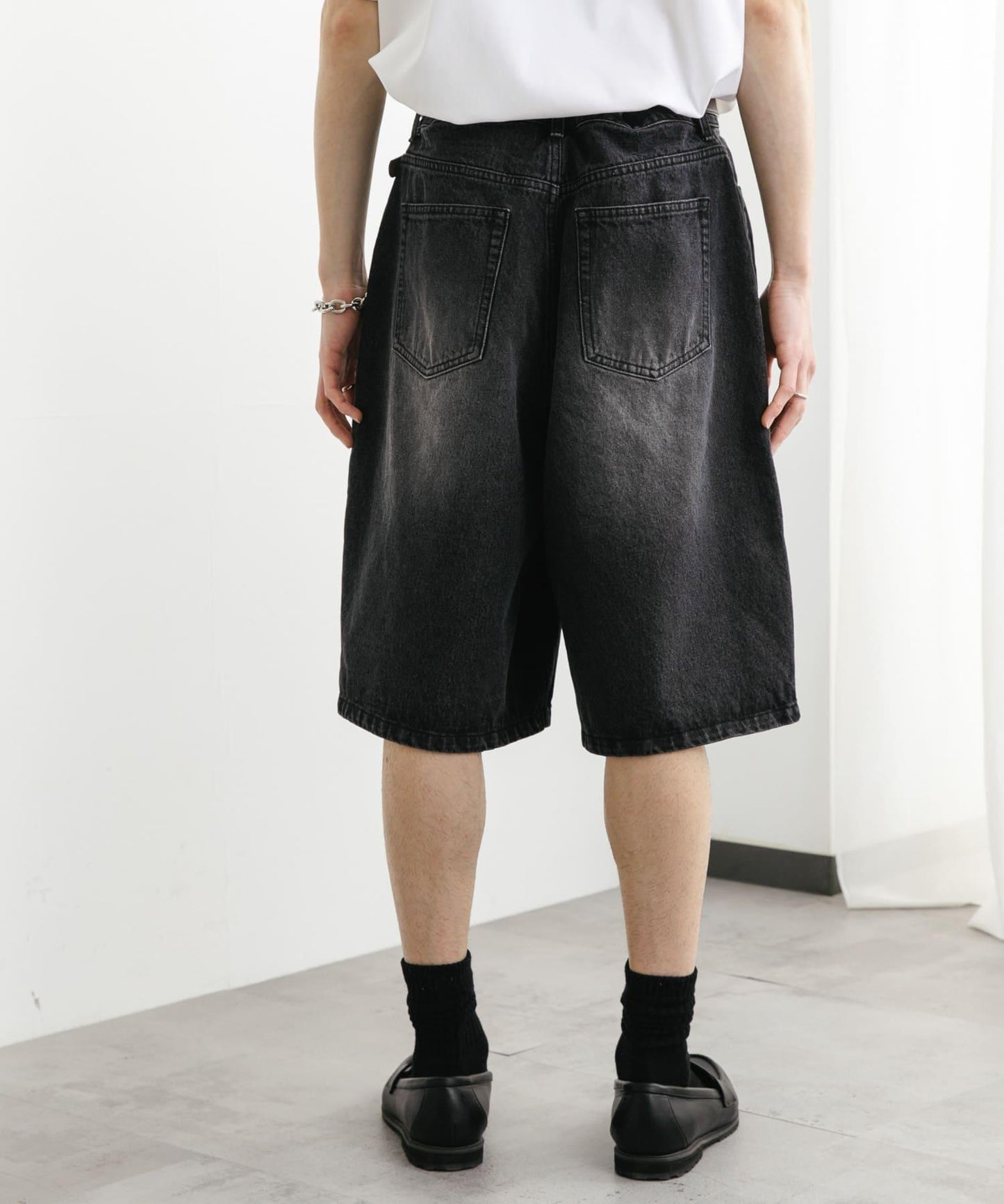 雙膝寬鬆牛仔短褲