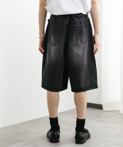 雙膝寬鬆牛仔短褲