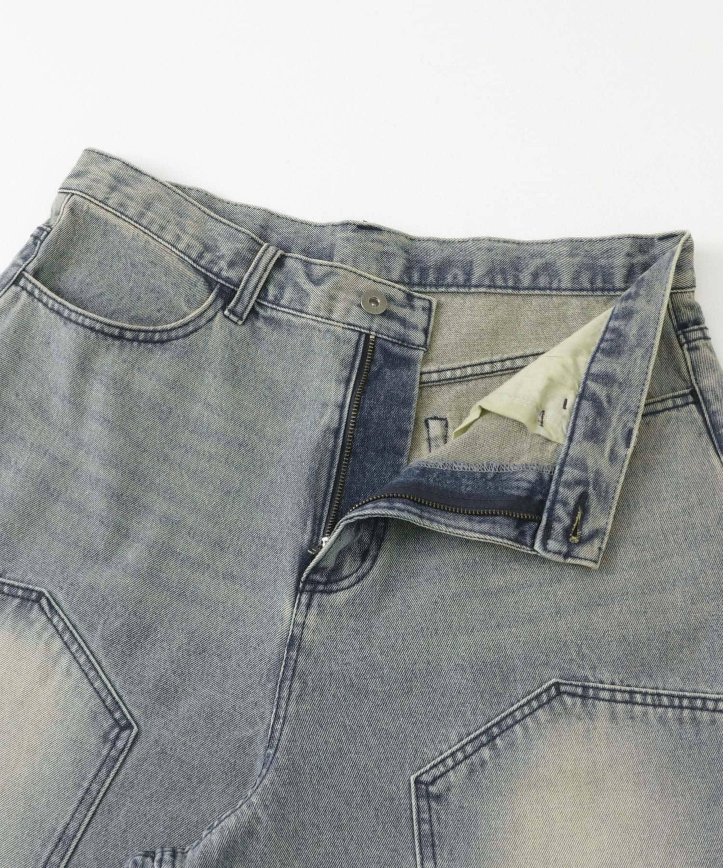 雙膝寬鬆牛仔短褲