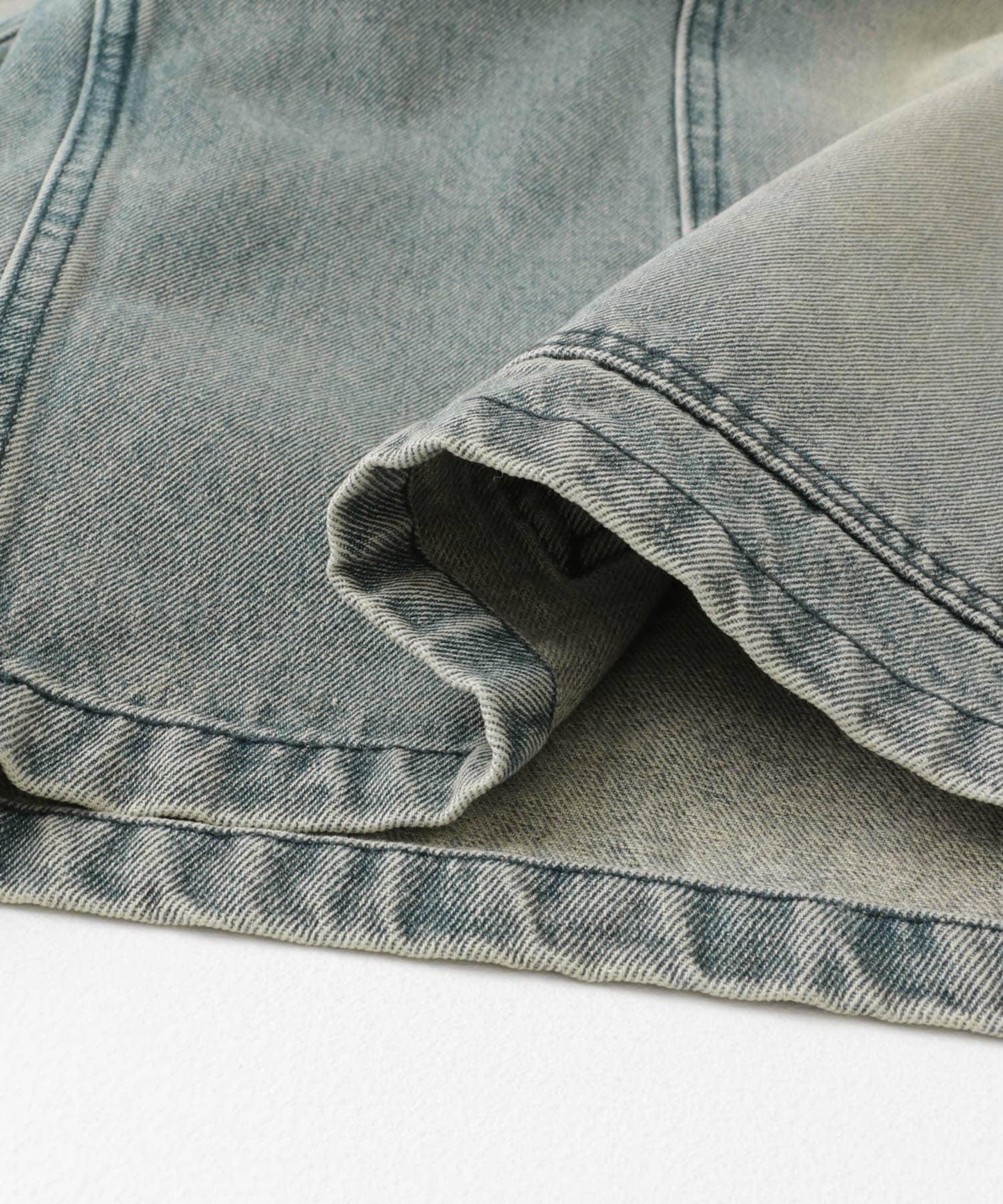 雙膝寬鬆牛仔短褲