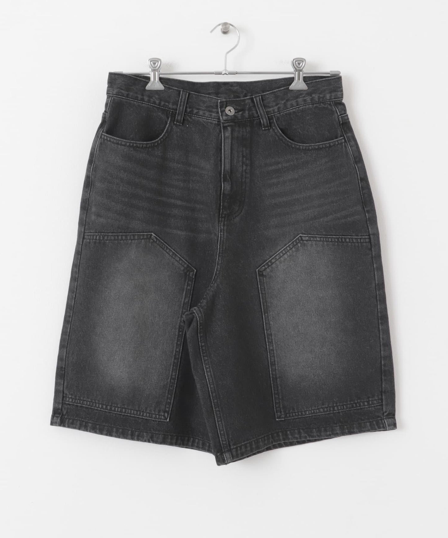 雙膝寬鬆牛仔短褲