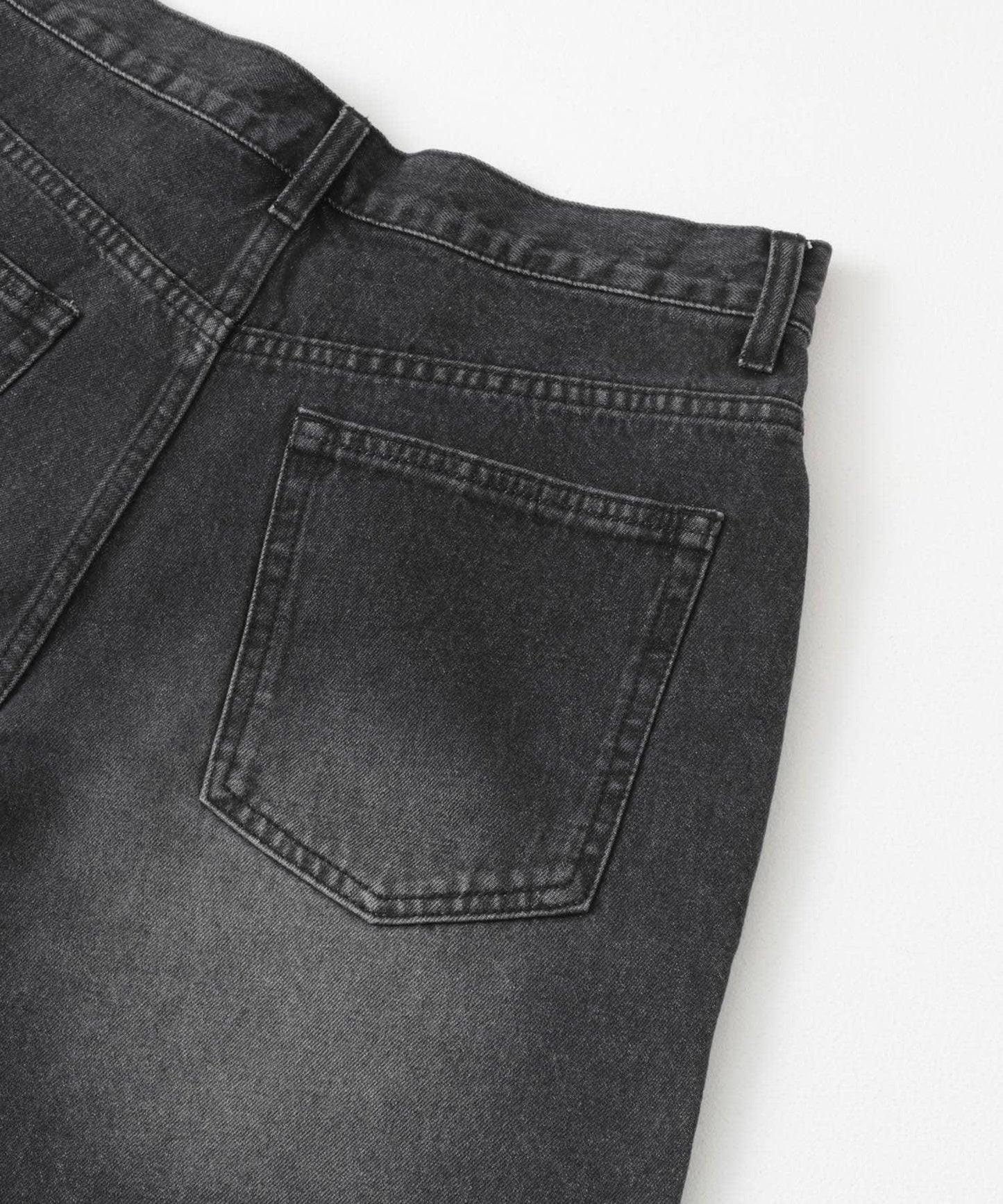 雙膝寬鬆牛仔短褲