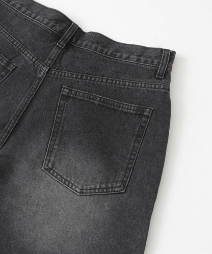 雙膝寬鬆牛仔短褲