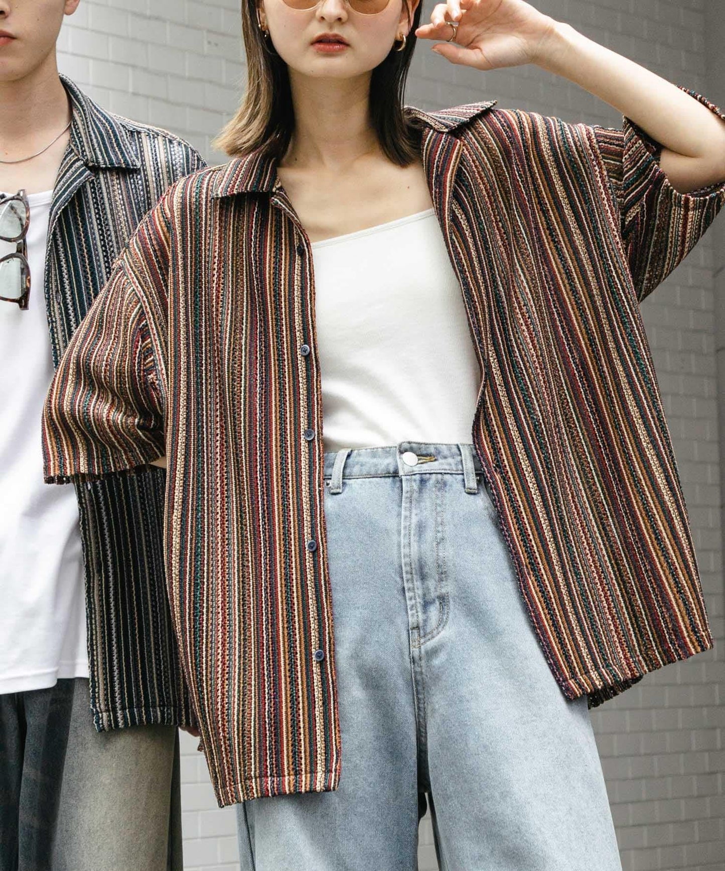 中性款拼色蕾絲開領短袖襯衫