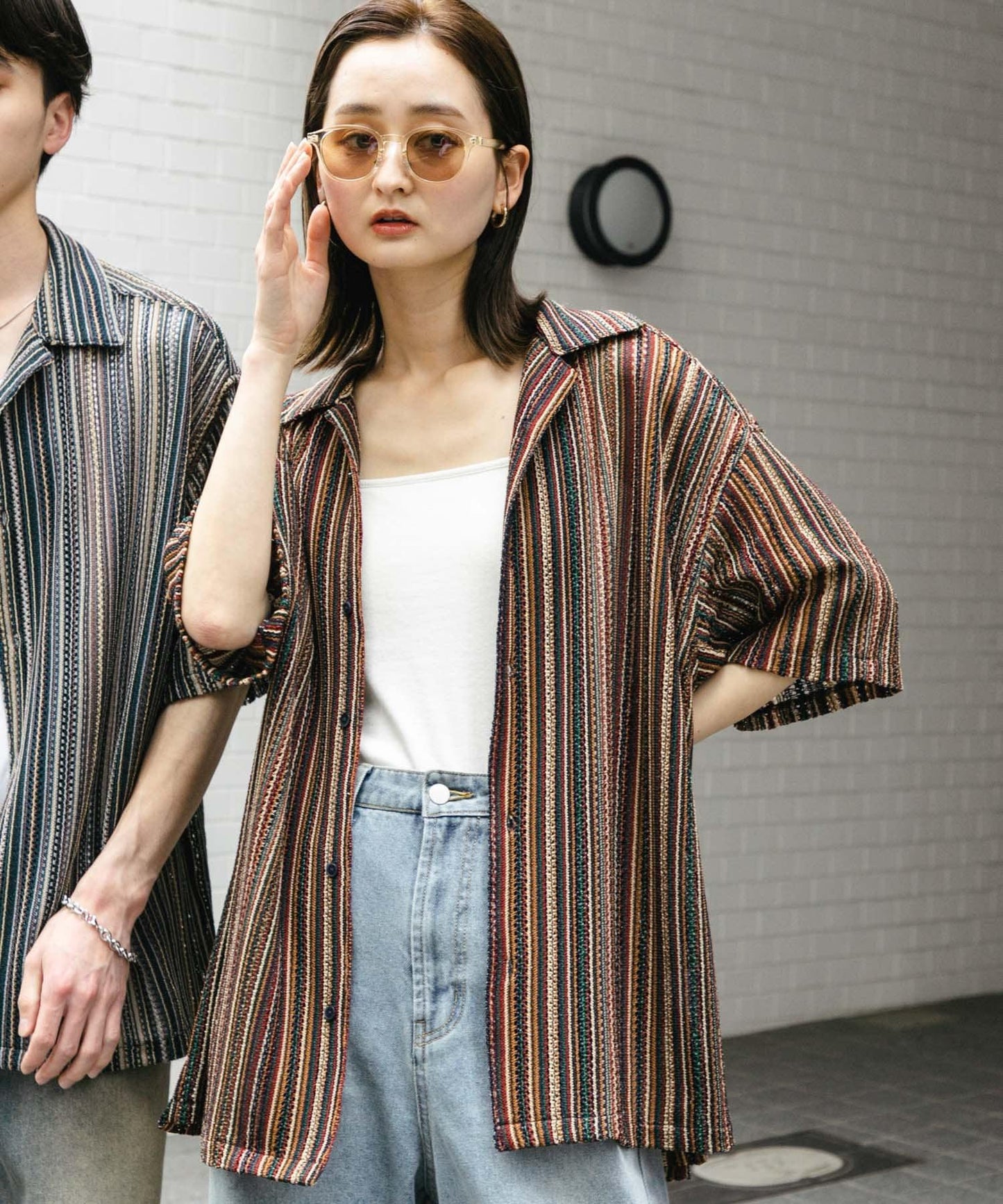 中性款拼色蕾絲開領短袖襯衫