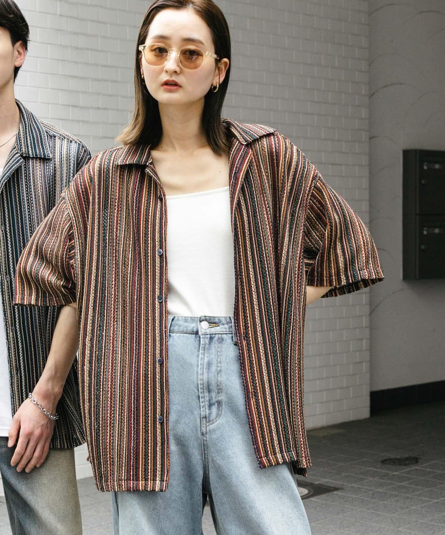 中性款拼色蕾絲開領短袖襯衫