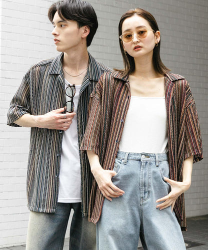 中性款拼色蕾絲開領短袖襯衫