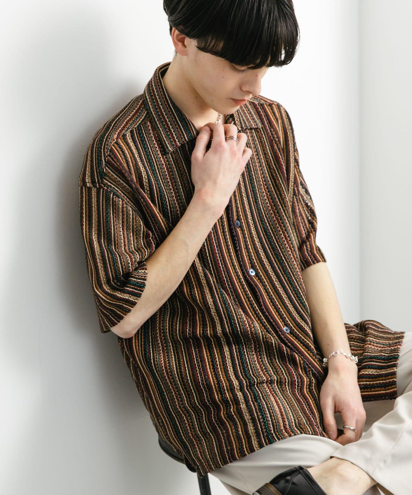 中性款拼色蕾絲開領短袖襯衫