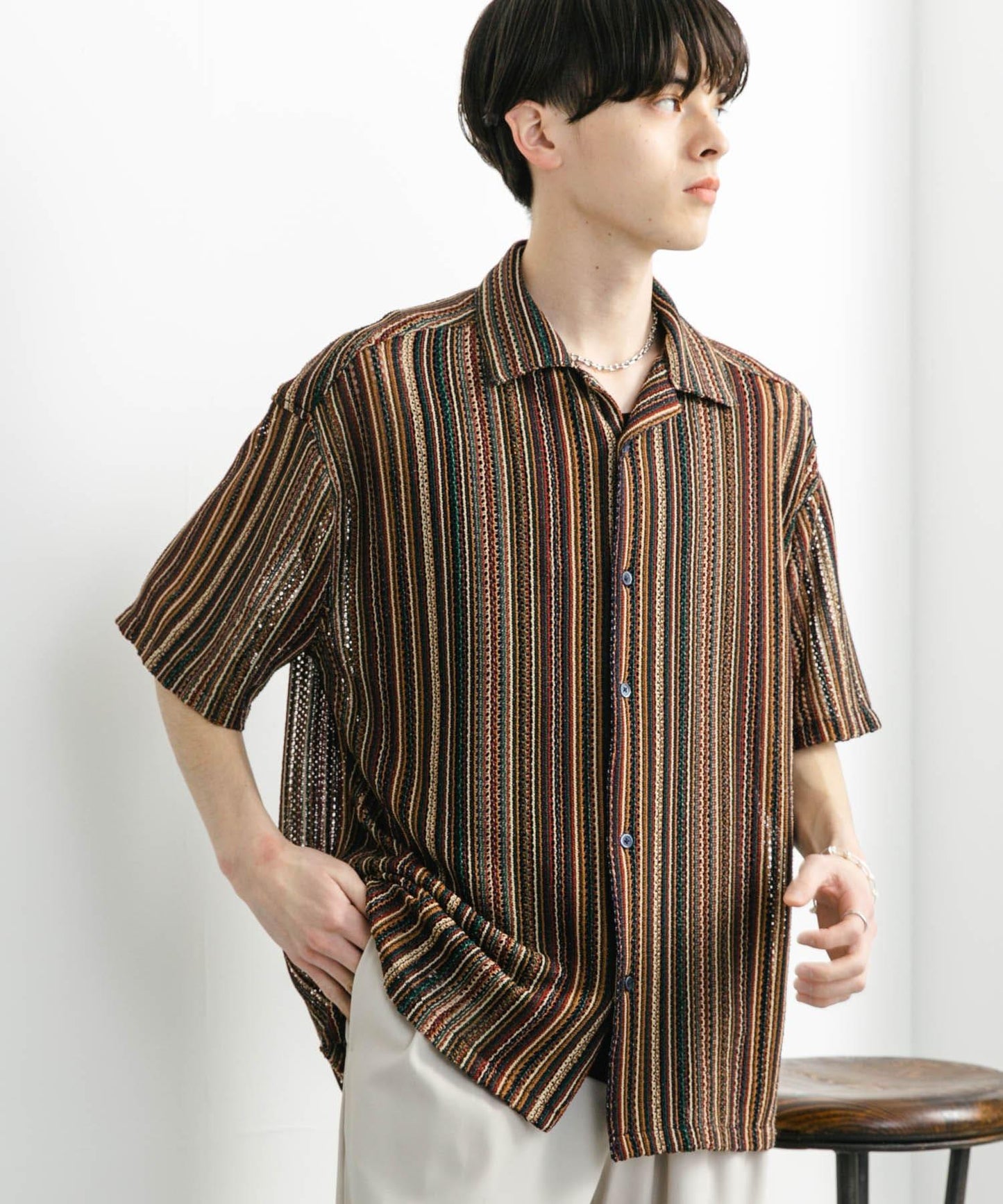 中性款拼色蕾絲開領短袖襯衫