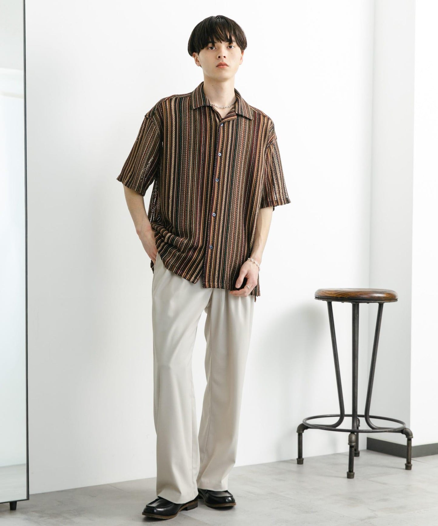 中性款拼色蕾絲開領短袖襯衫