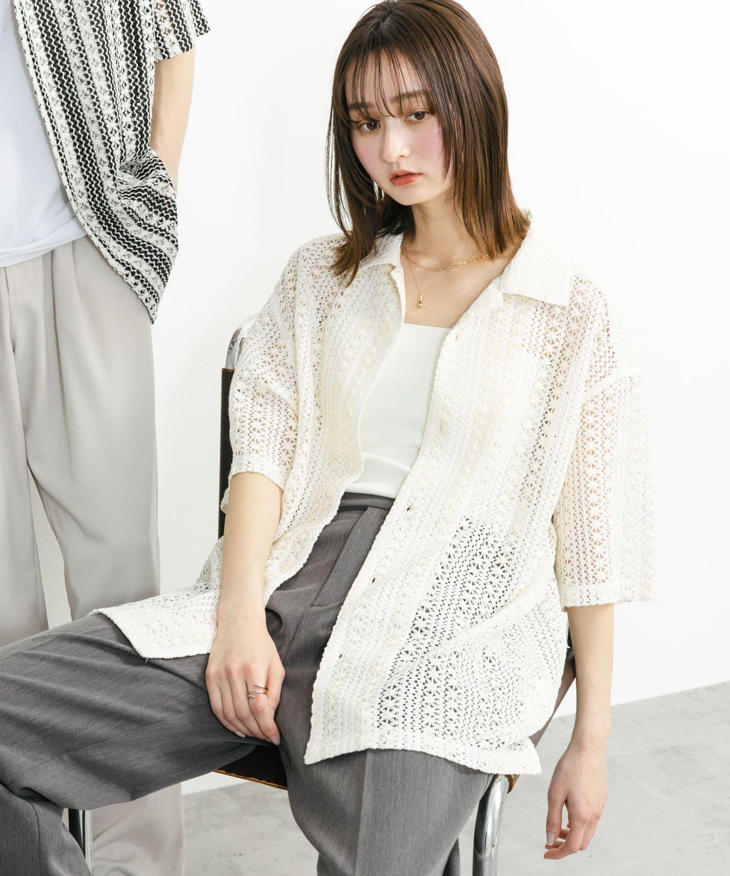 中性款拼色蕾絲開領短袖襯衫