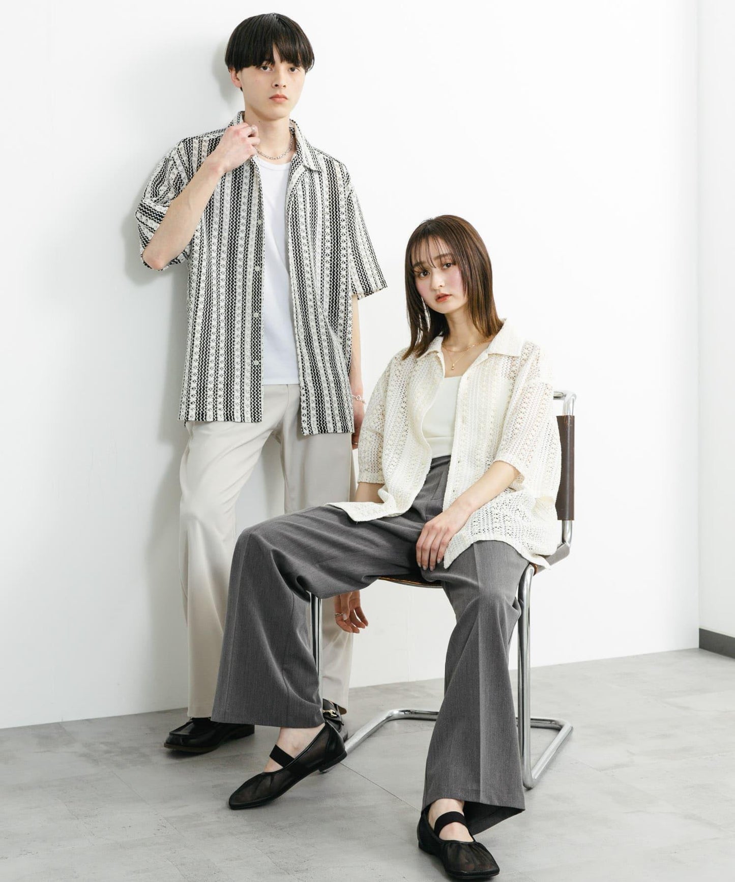 中性款拼色蕾絲開領短袖襯衫