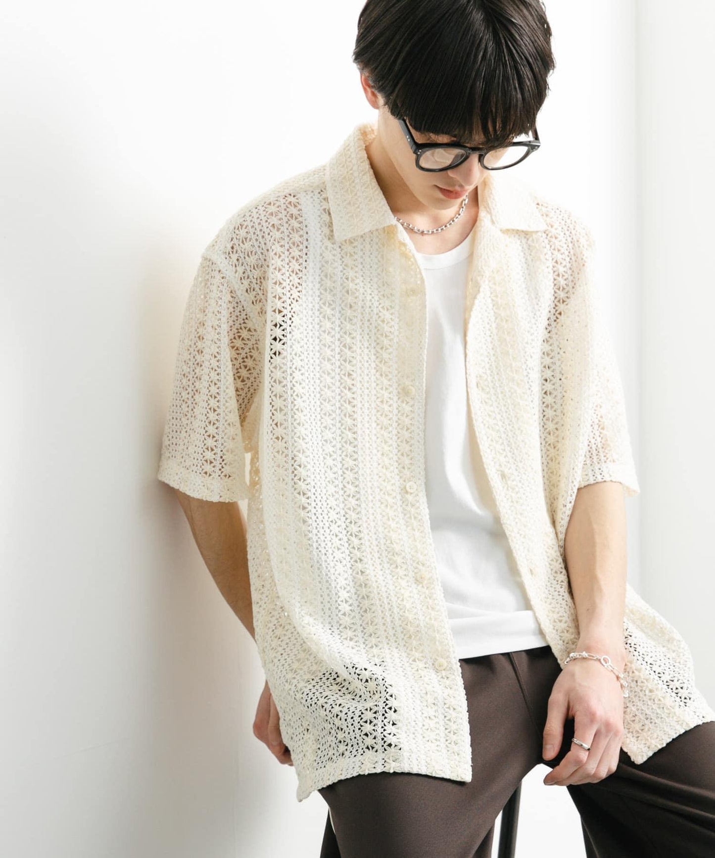 中性款拼色蕾絲開領短袖襯衫