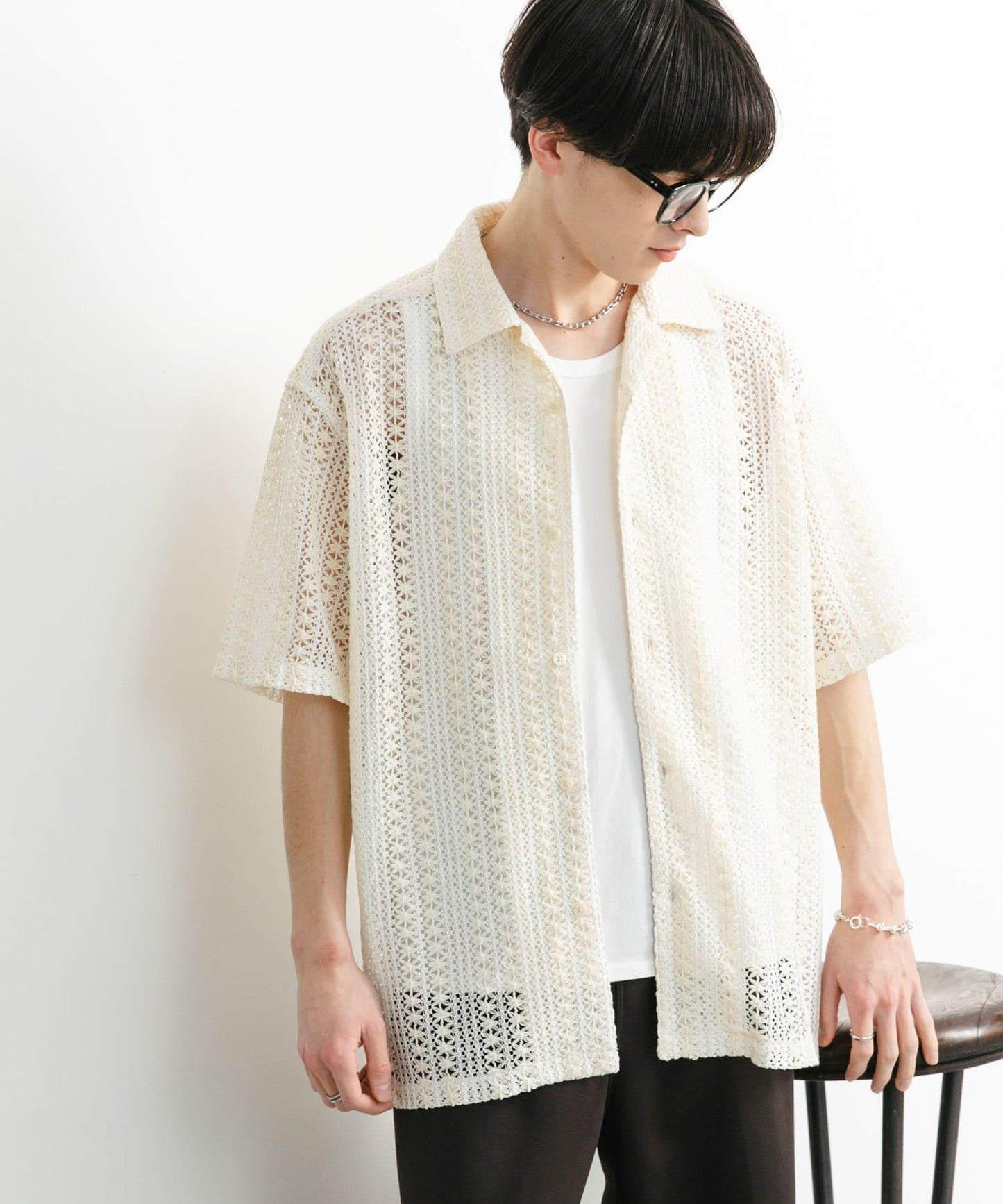 中性款拼色蕾絲開領短袖襯衫