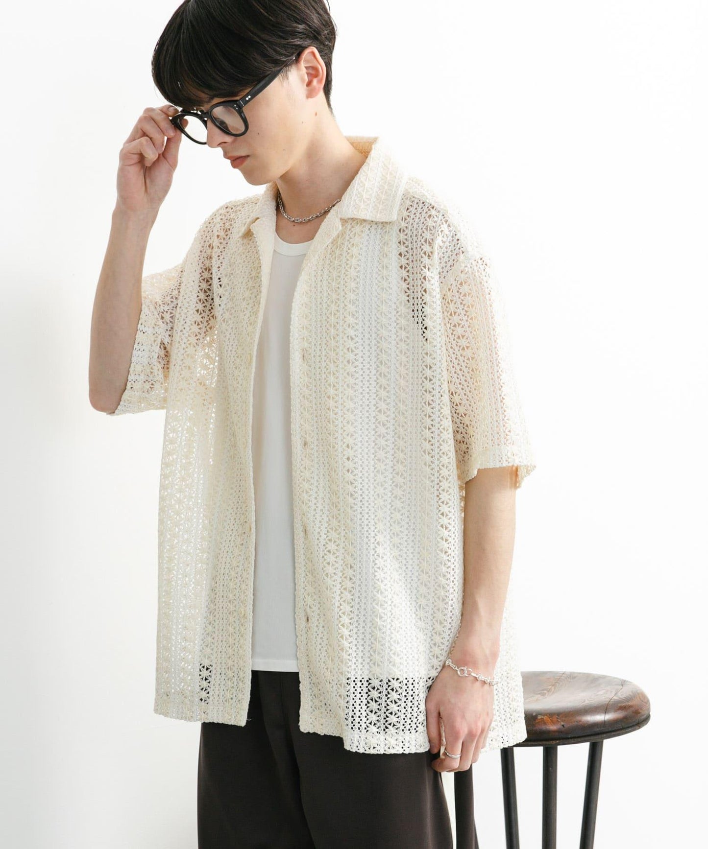 中性款拼色蕾絲開領短袖襯衫