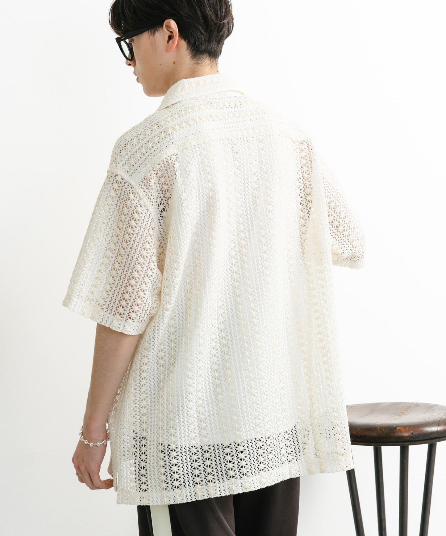 中性款拼色蕾絲開領短袖襯衫