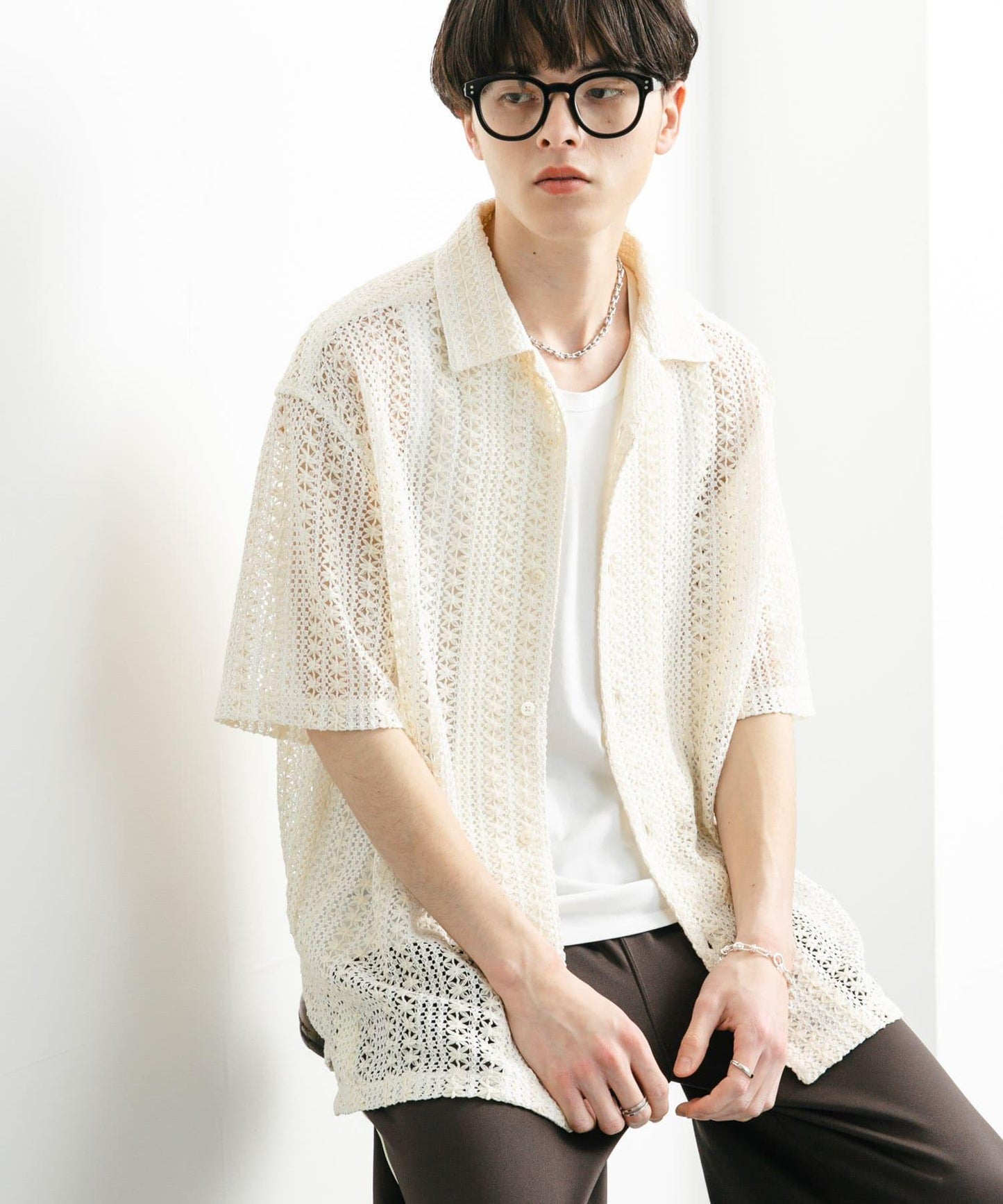 中性款拼色蕾絲開領短袖襯衫