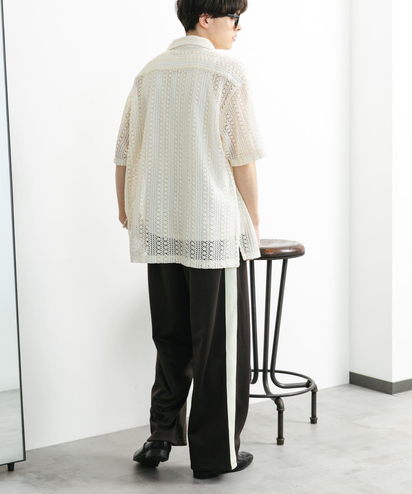 中性款拼色蕾絲開領短袖襯衫