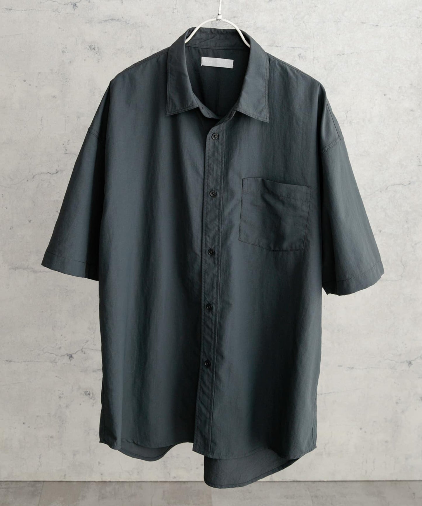 尼龍常規領寬鬆短袖襯衫