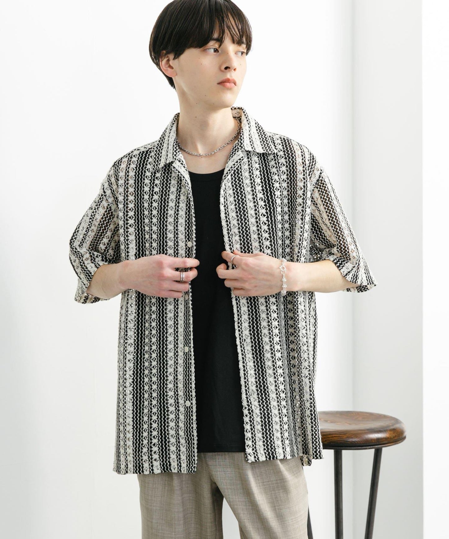 中性款拼色蕾絲開領短袖襯衫