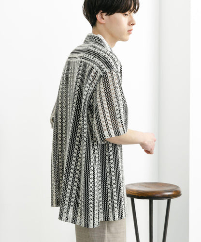 中性款拼色蕾絲開領短袖襯衫