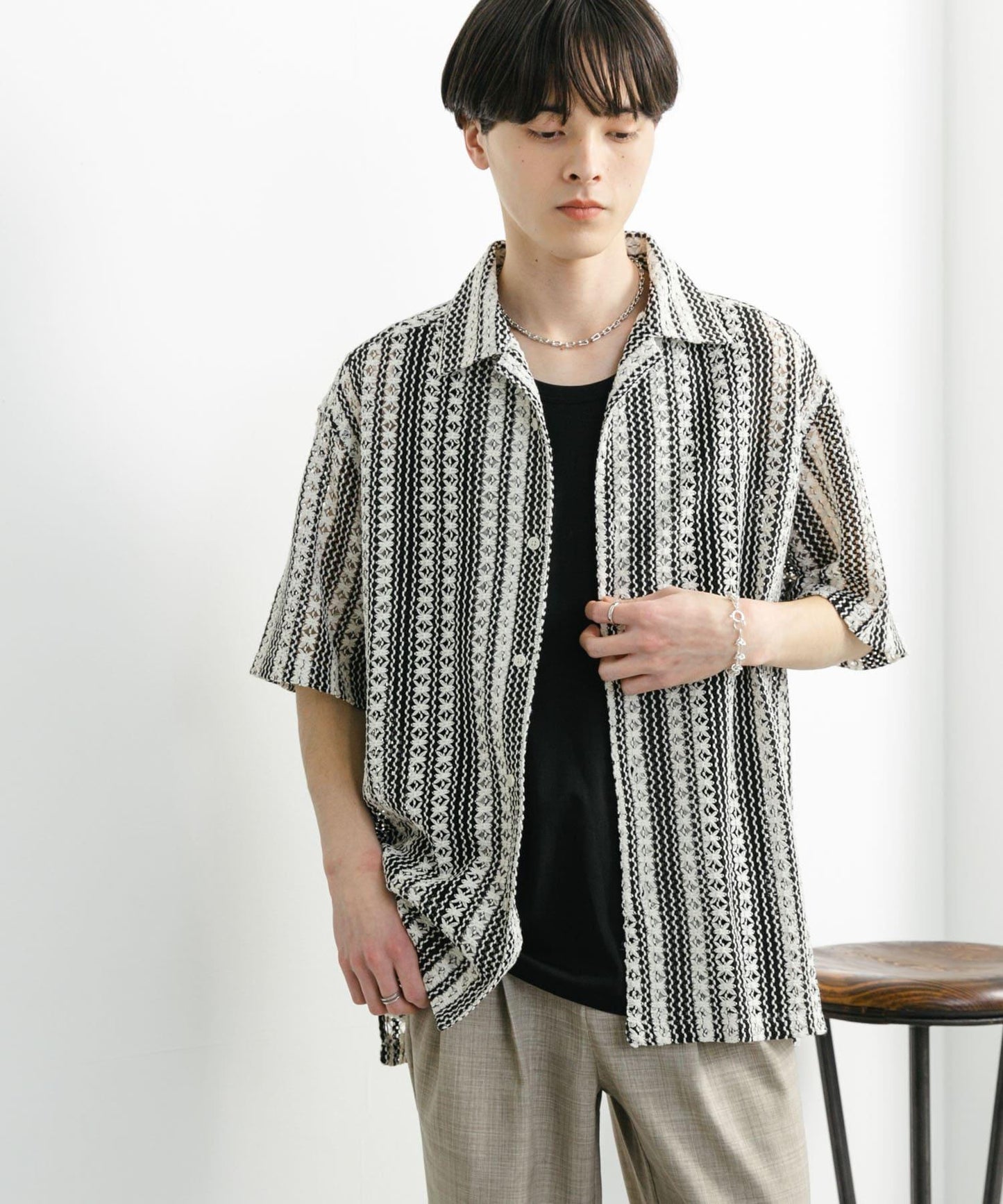 中性款拼色蕾絲開領短袖襯衫