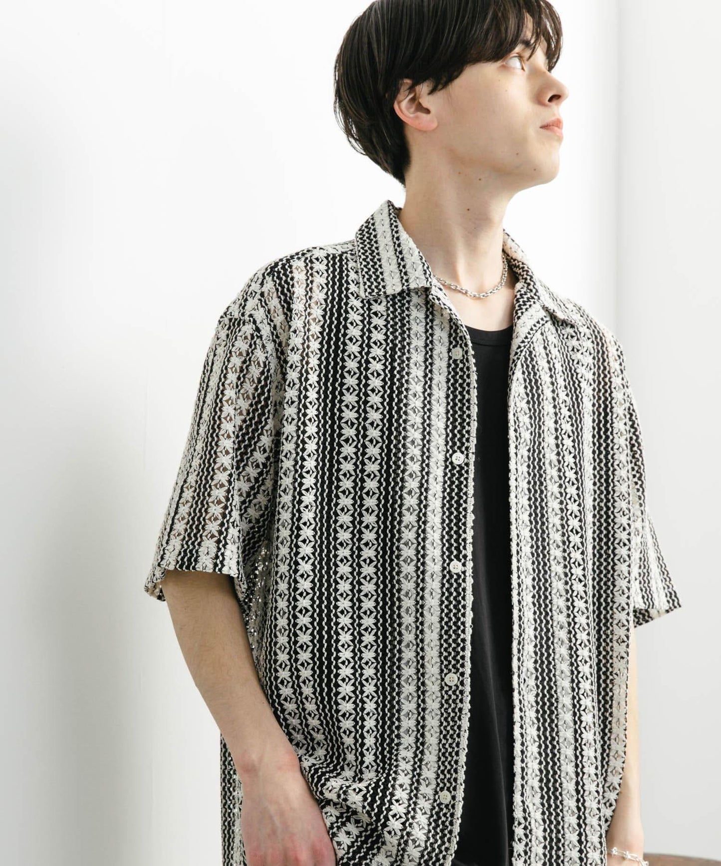 中性款拼色蕾絲開領短袖襯衫