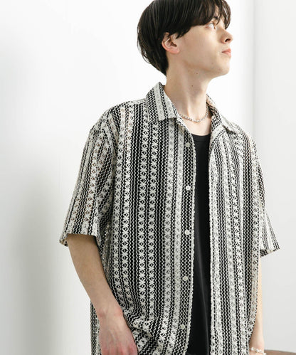 中性款拼色蕾絲開領短袖襯衫