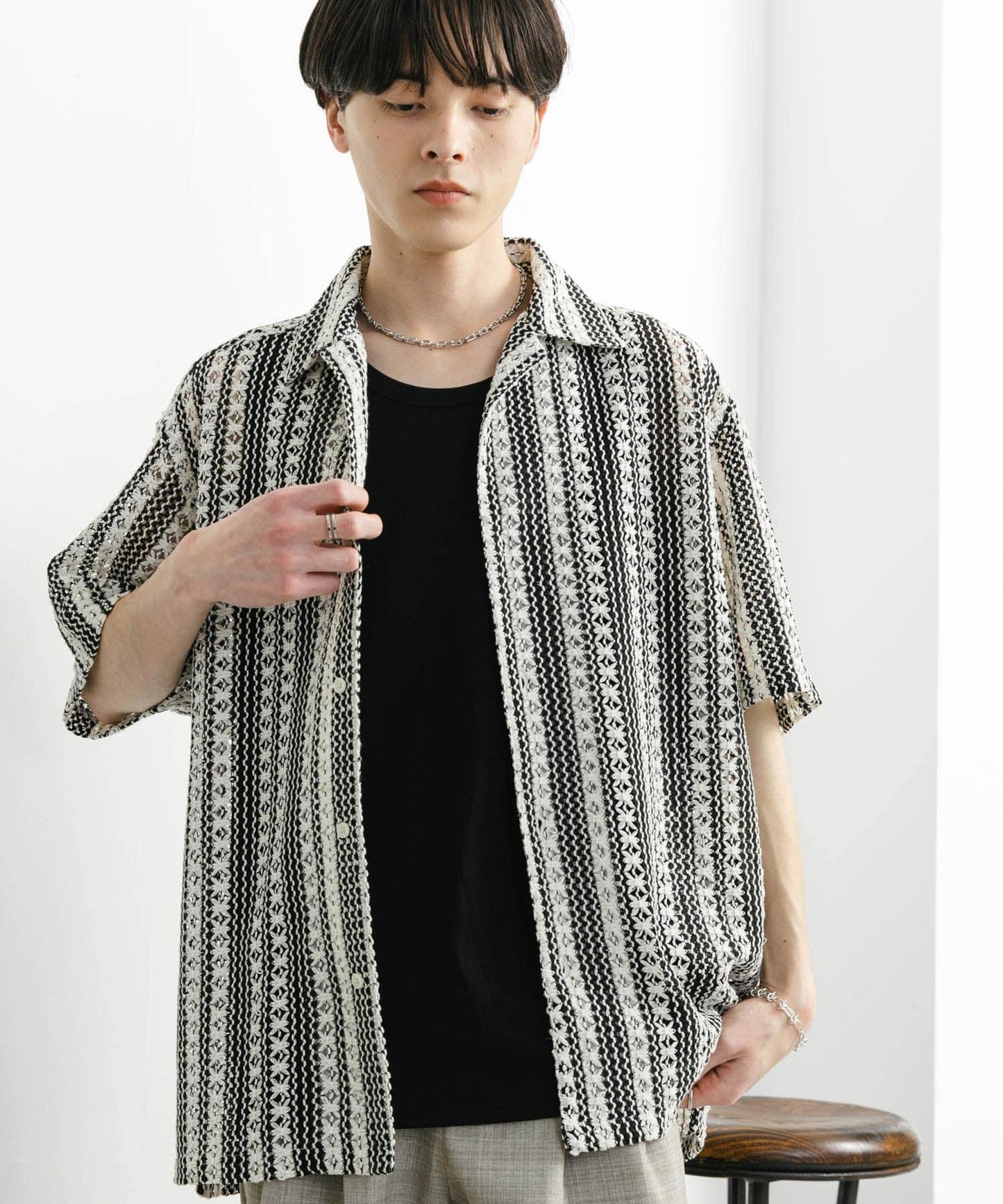 中性款拼色蕾絲開領短袖襯衫