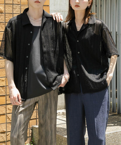 中性款拼色蕾絲開領短袖襯衫